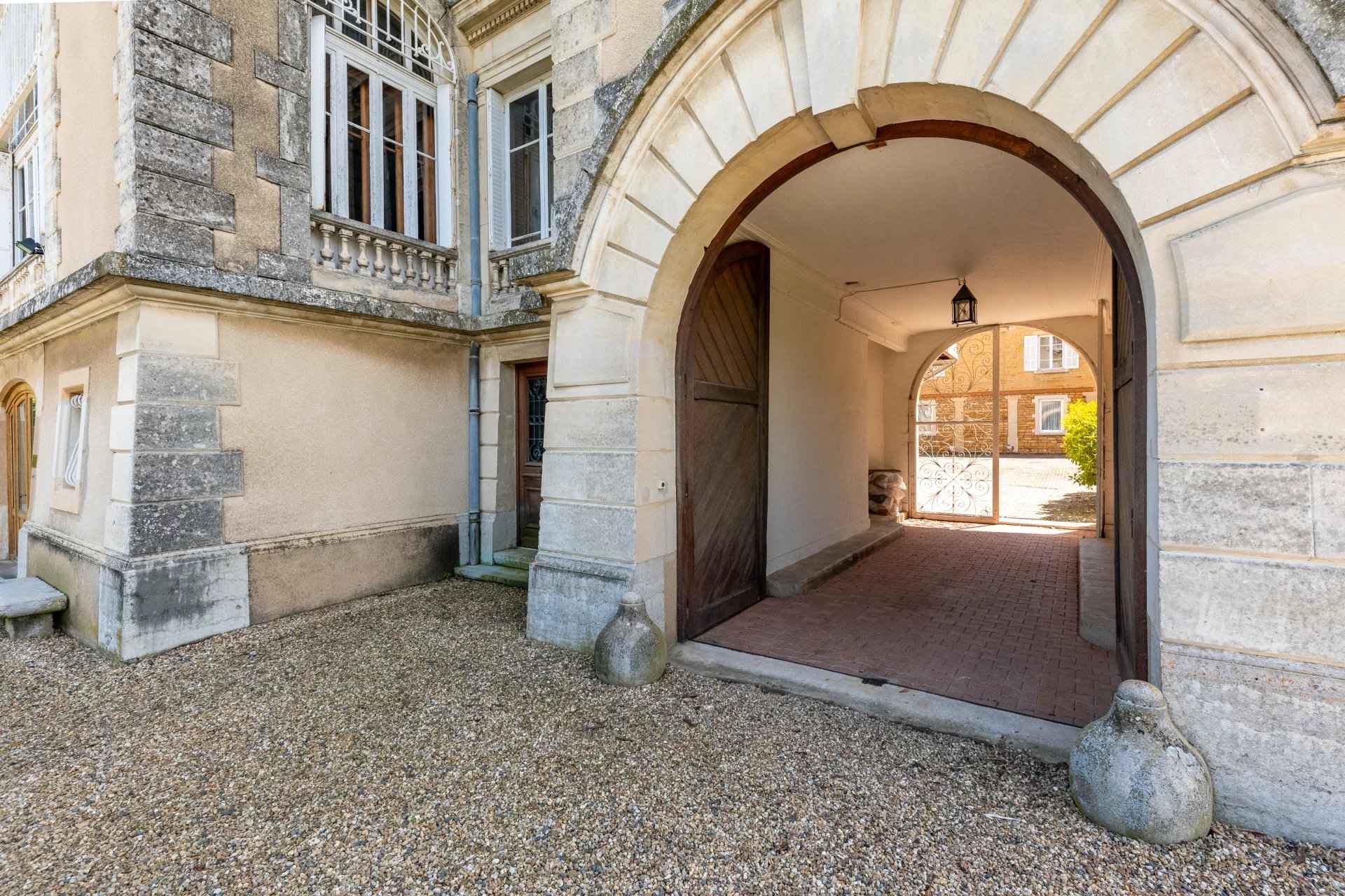 À vendre château à Lacenas