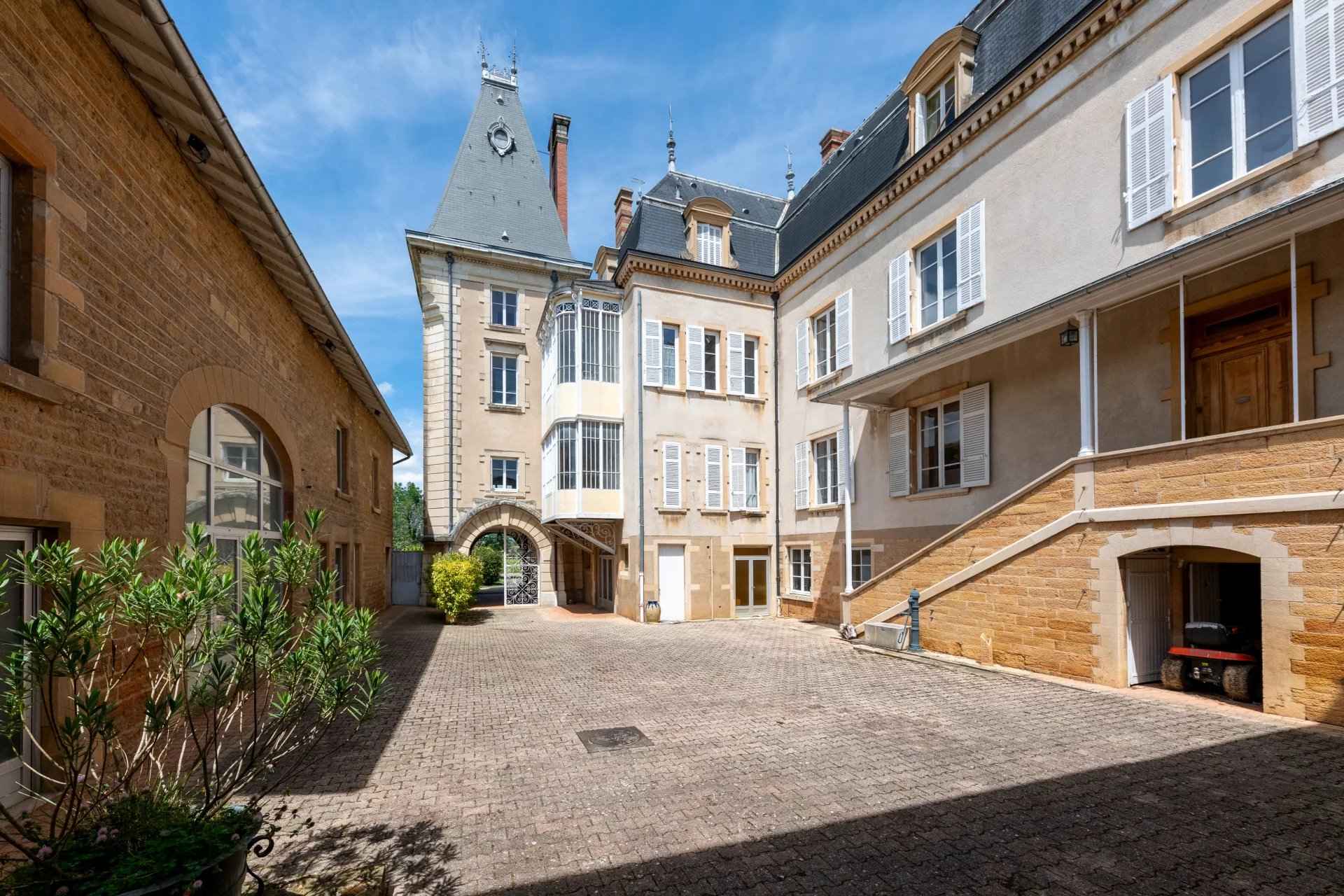 À vendre château à Lacenas