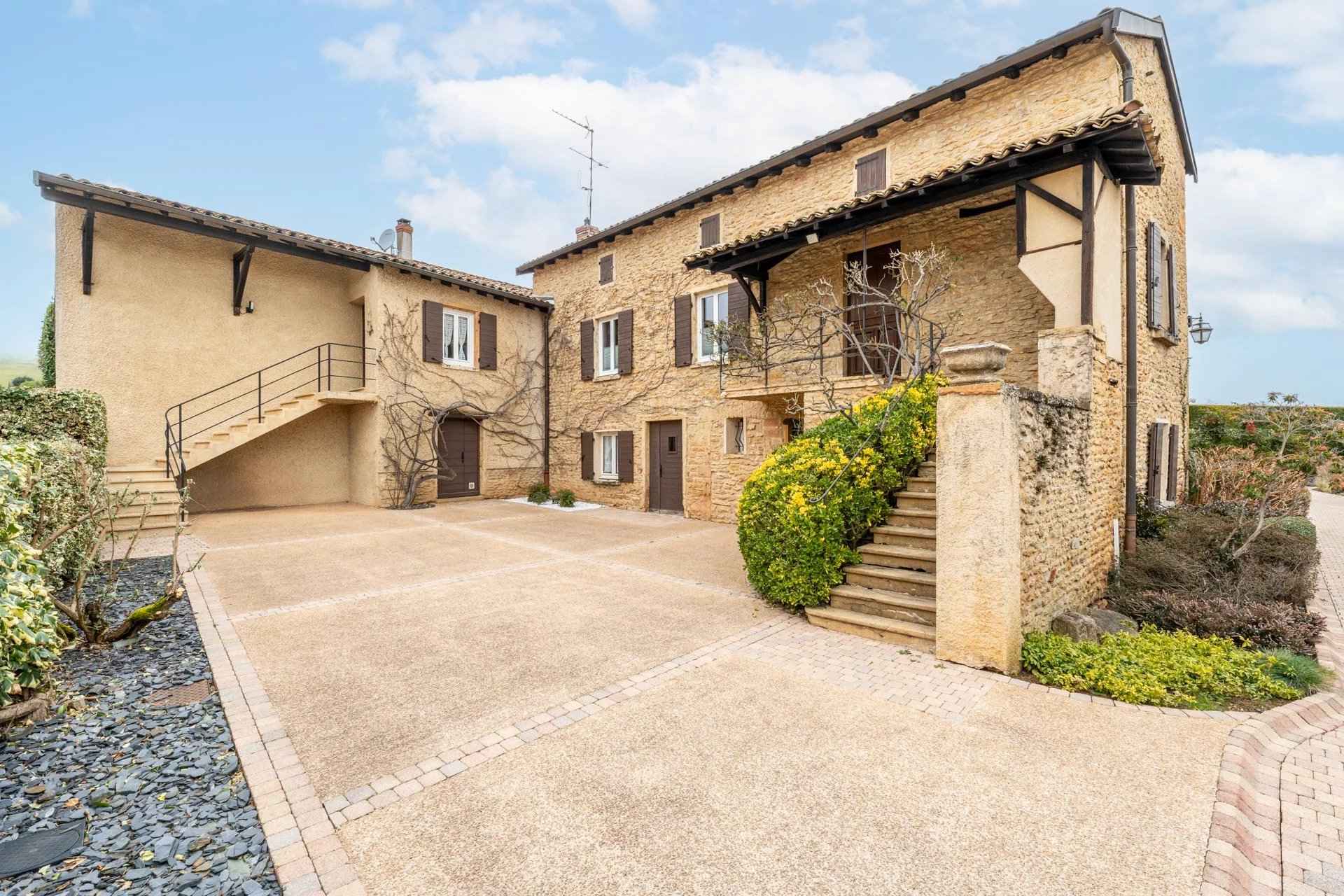 Barnes lyon a vendre maison familiale lacenas - Translation missing: en.helpers.application.image_tag.default_alt