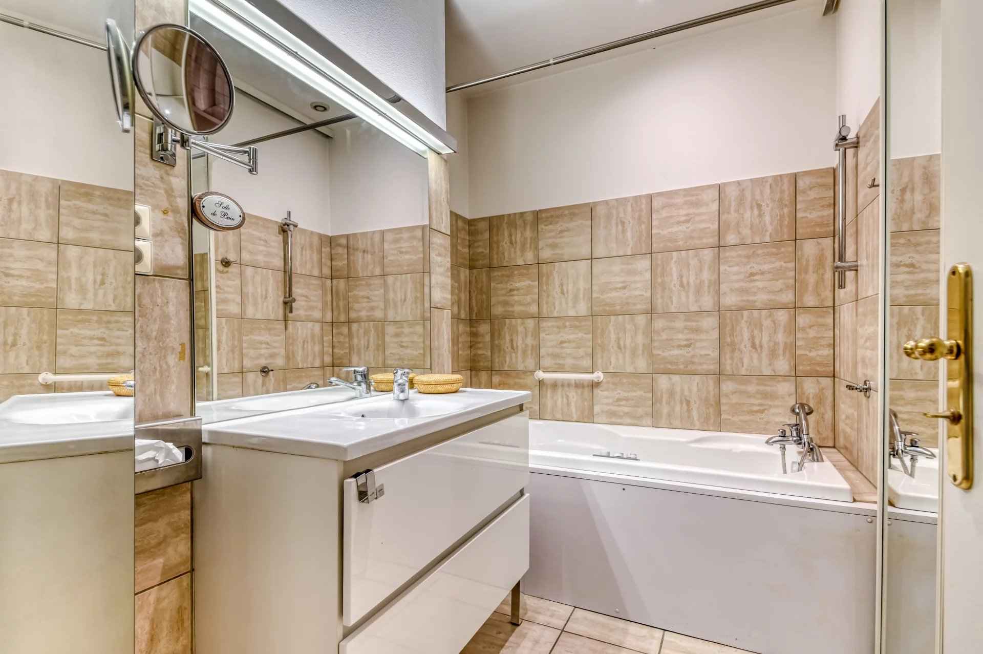 6afad034081920b671072a5a5fa2b52b f1323234f9 1920 original - Attribut alt par défaut.