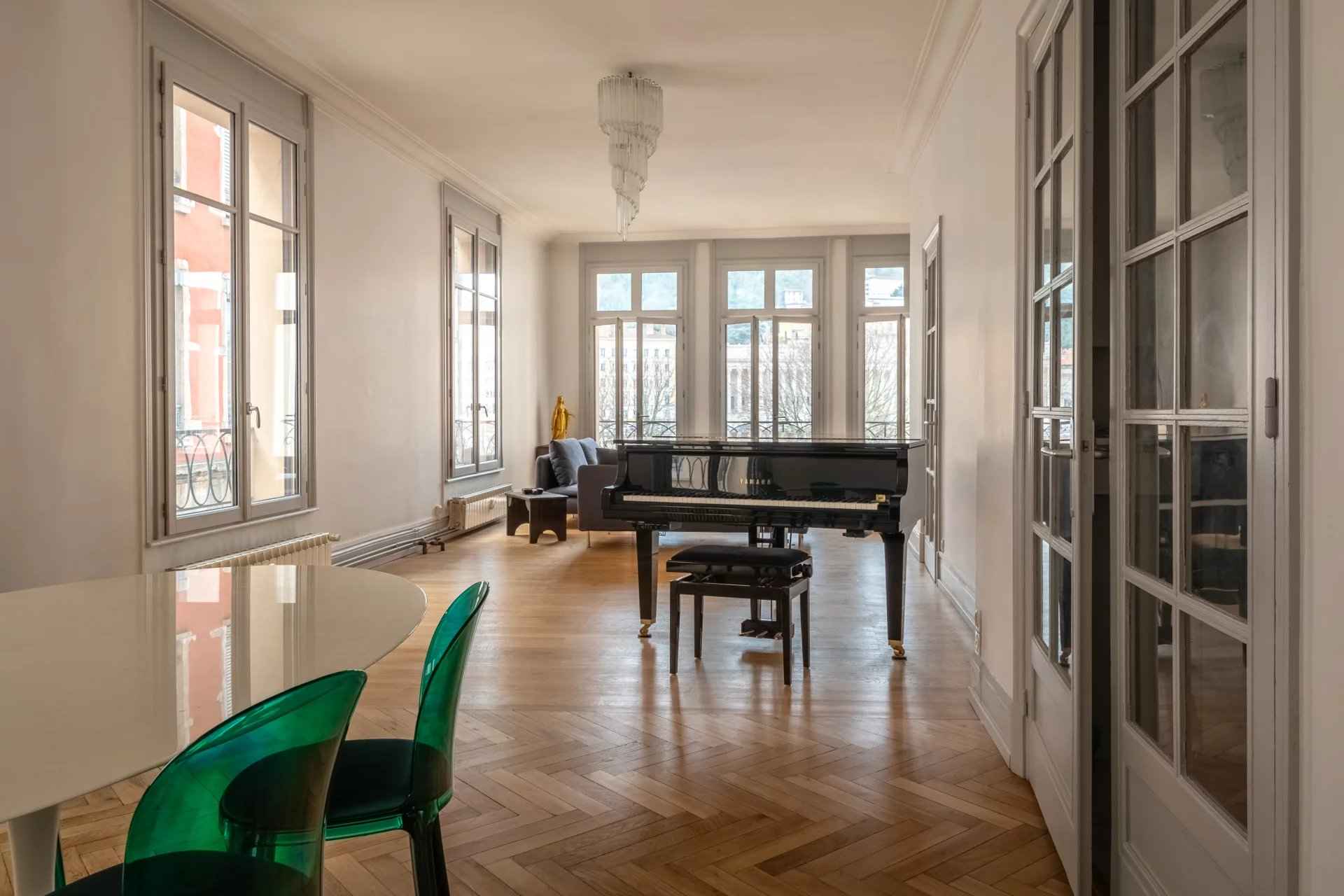 E3807ad7abd8f07a142d881998d94354 8ab0928300 1920 original - Translation missing: en.helpers.application.image_tag.default_alt