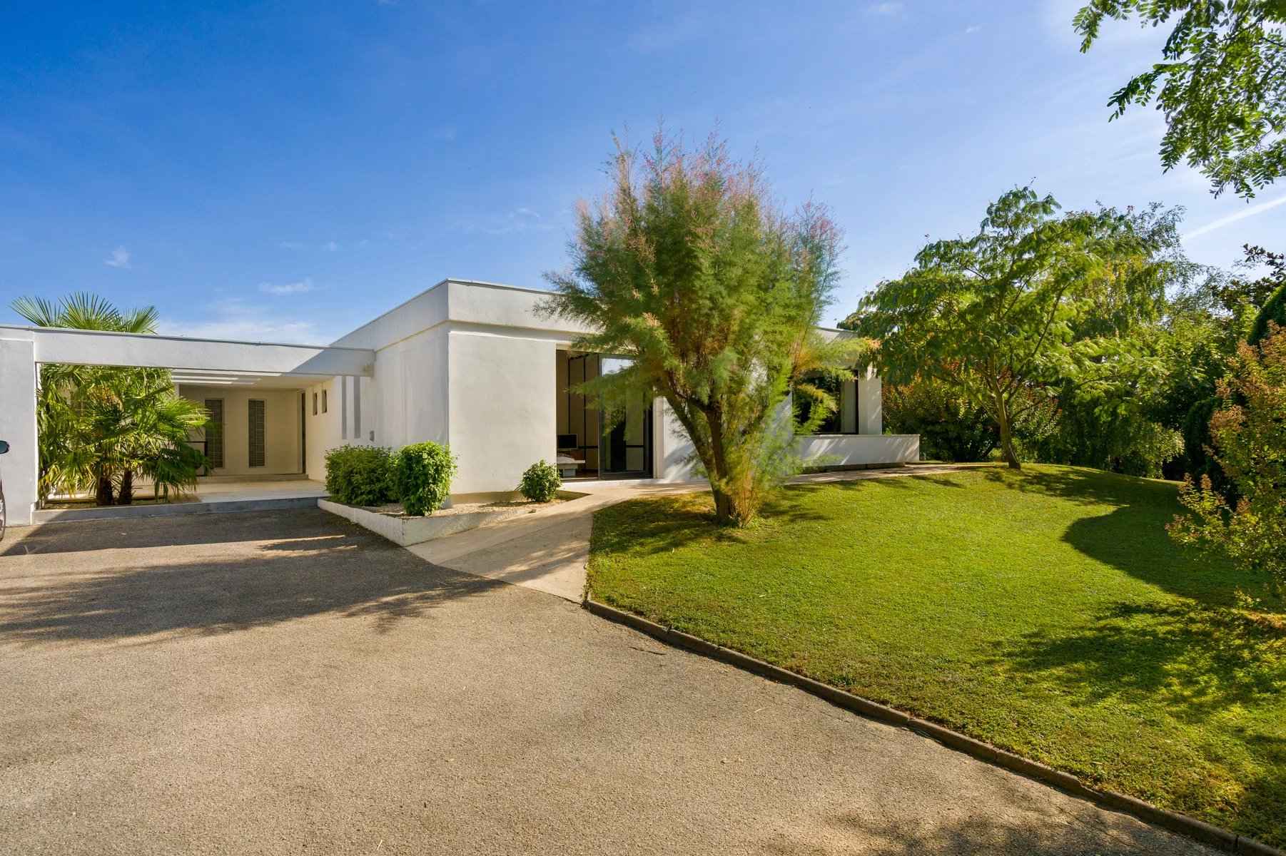 Maison de plain-pied d'environ 295 m² à Rochetaillée-sur-Saône