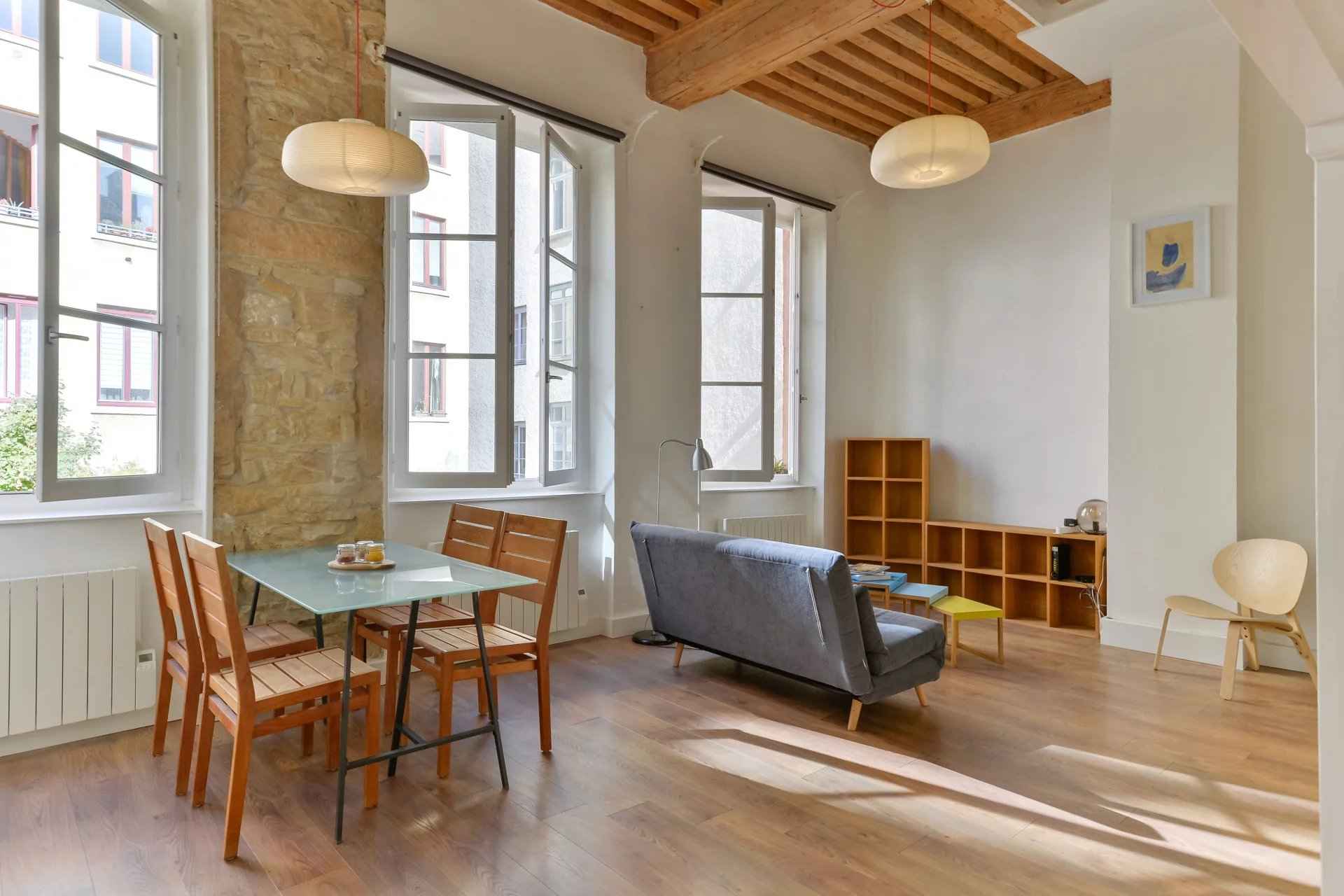 Appartement - Barnes Lyon, agence immobilière de prestige, pièce de vie d'un appartement de 42,55 m² aux pentes de la Croix Rousse à Lyon