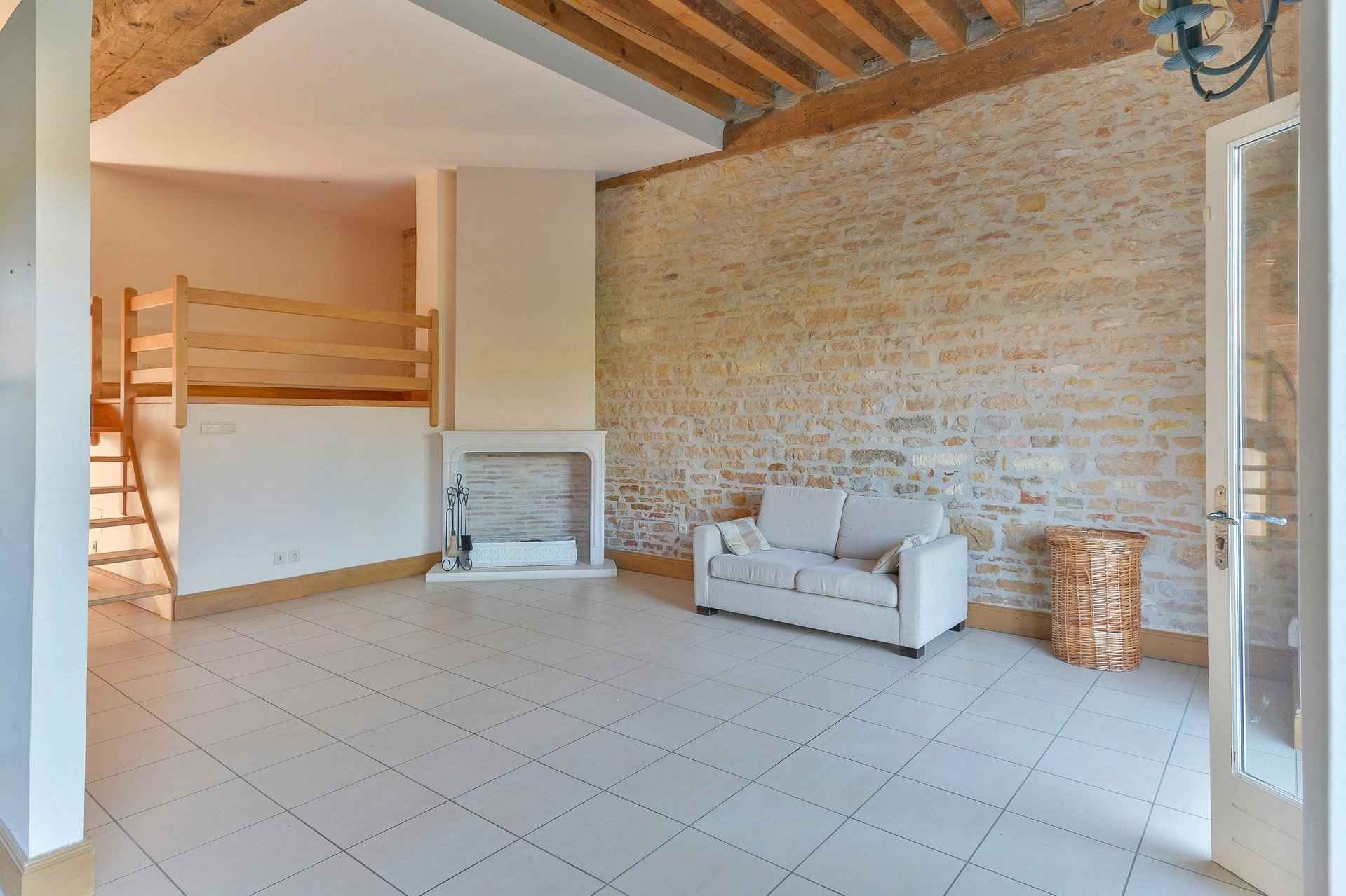 Salon et mur en pierre Maison / Villa - Barnes Lyon, agence immobilière de prestige