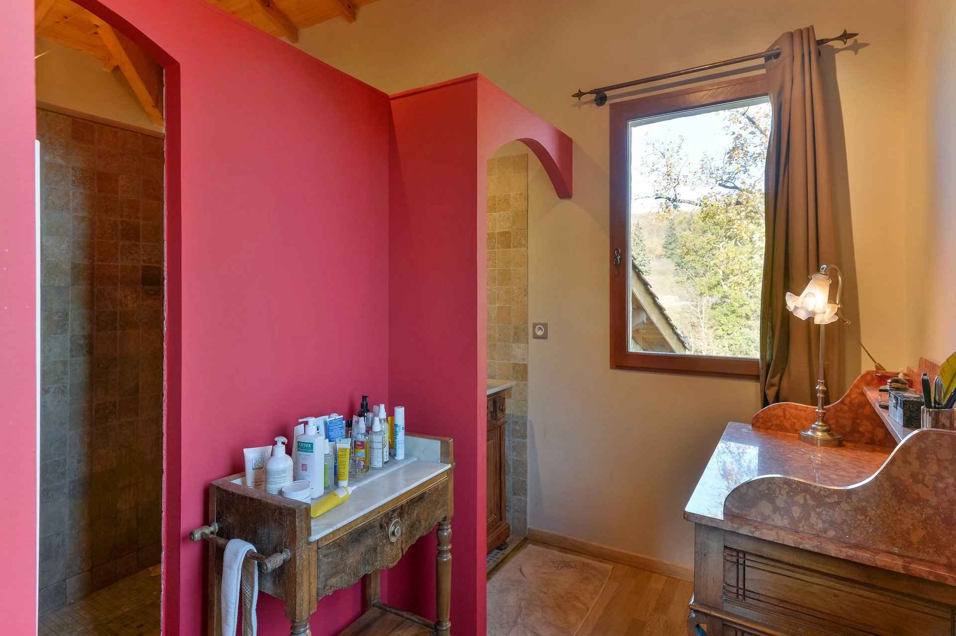 salle de bains- Demeure en pierres dans les Monts du Lyonnais  - Barnes Lyon, agence immobilière de prestige