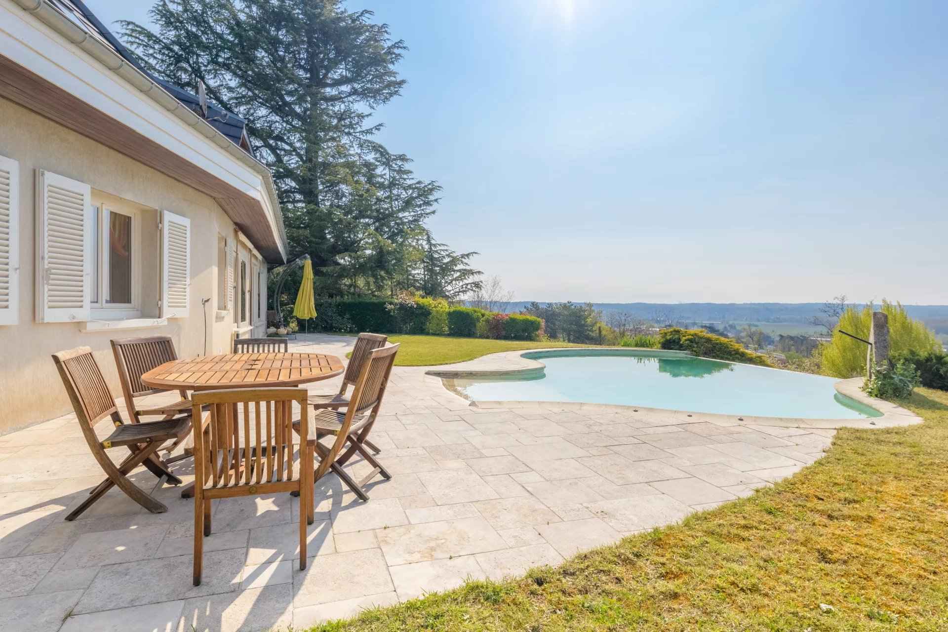 Barnes Lyon, prestigious real estate agency - Swimming pool of a house in Trévoux