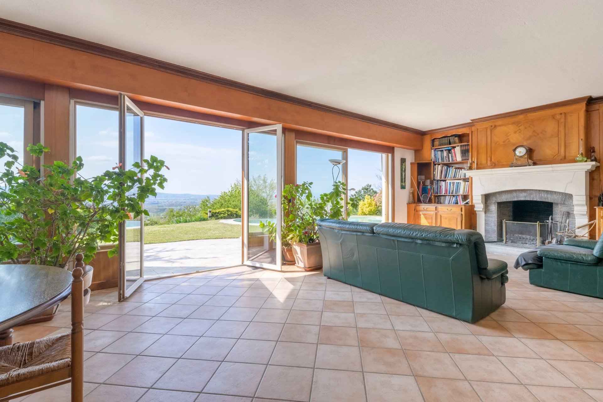 Barnes Lyon, prestigious real estate agency - Living room of a house in Trévoux