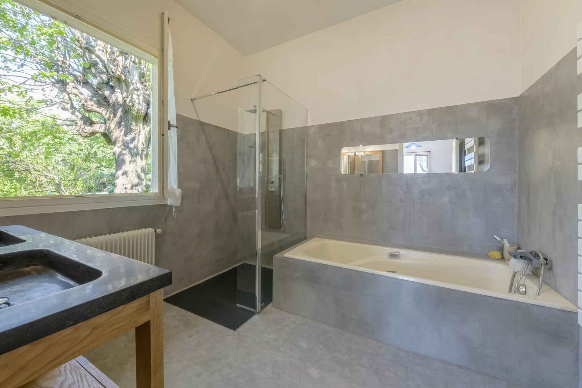 Barnes Lyon, agence immobilière de prestige - Salle de bains d'une maison à Trévoux