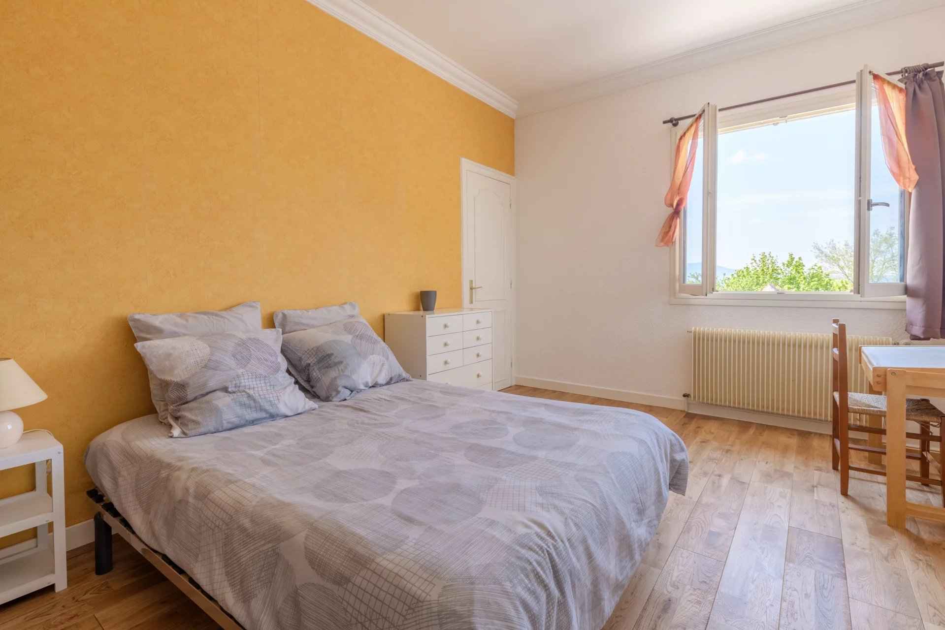 Barnes Lyon, prestigious real estate agency - Bedroom of a house in Trévoux