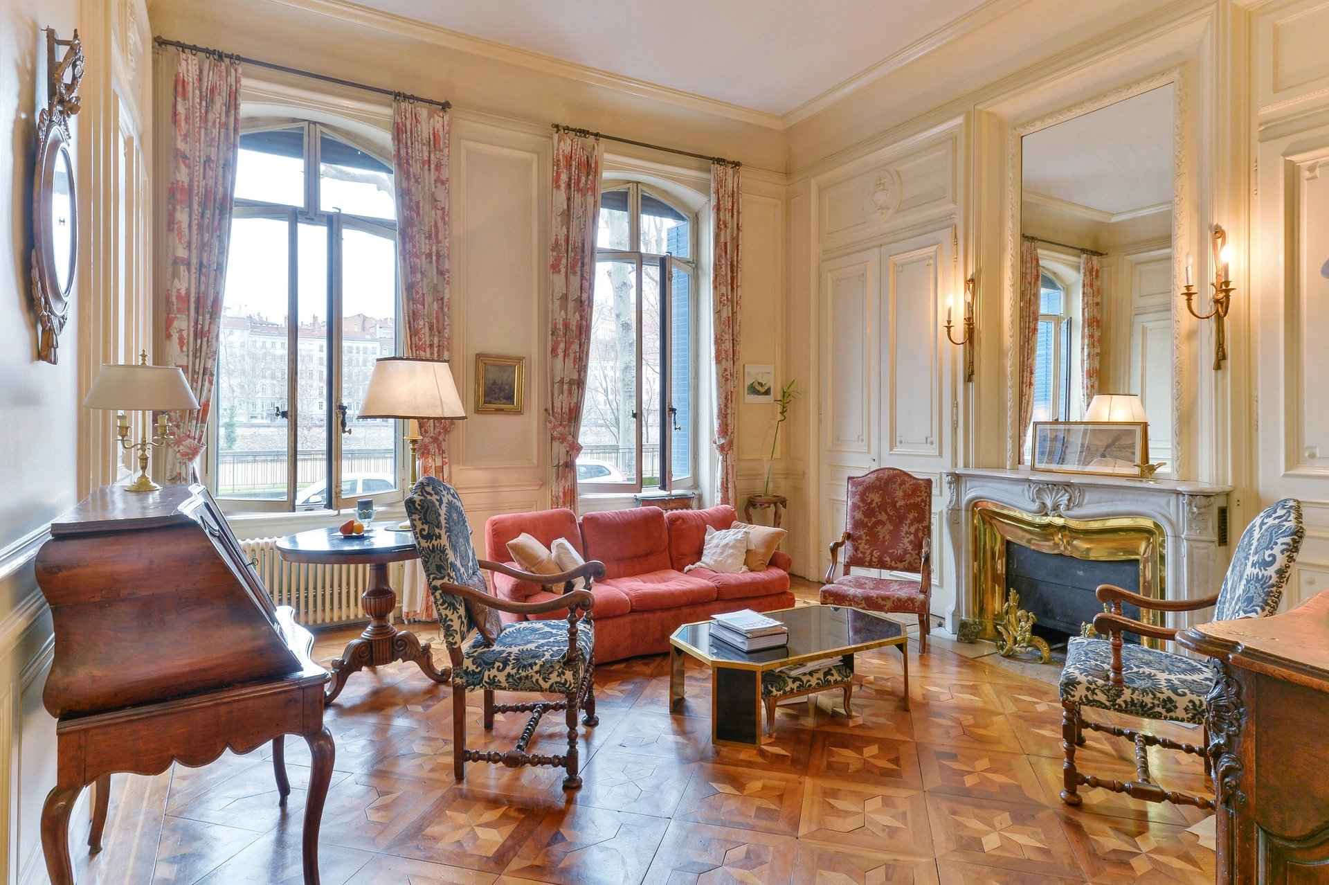 Barnes Lyon, prestigious real estate agency - Living room of an apartment in Lyon 6