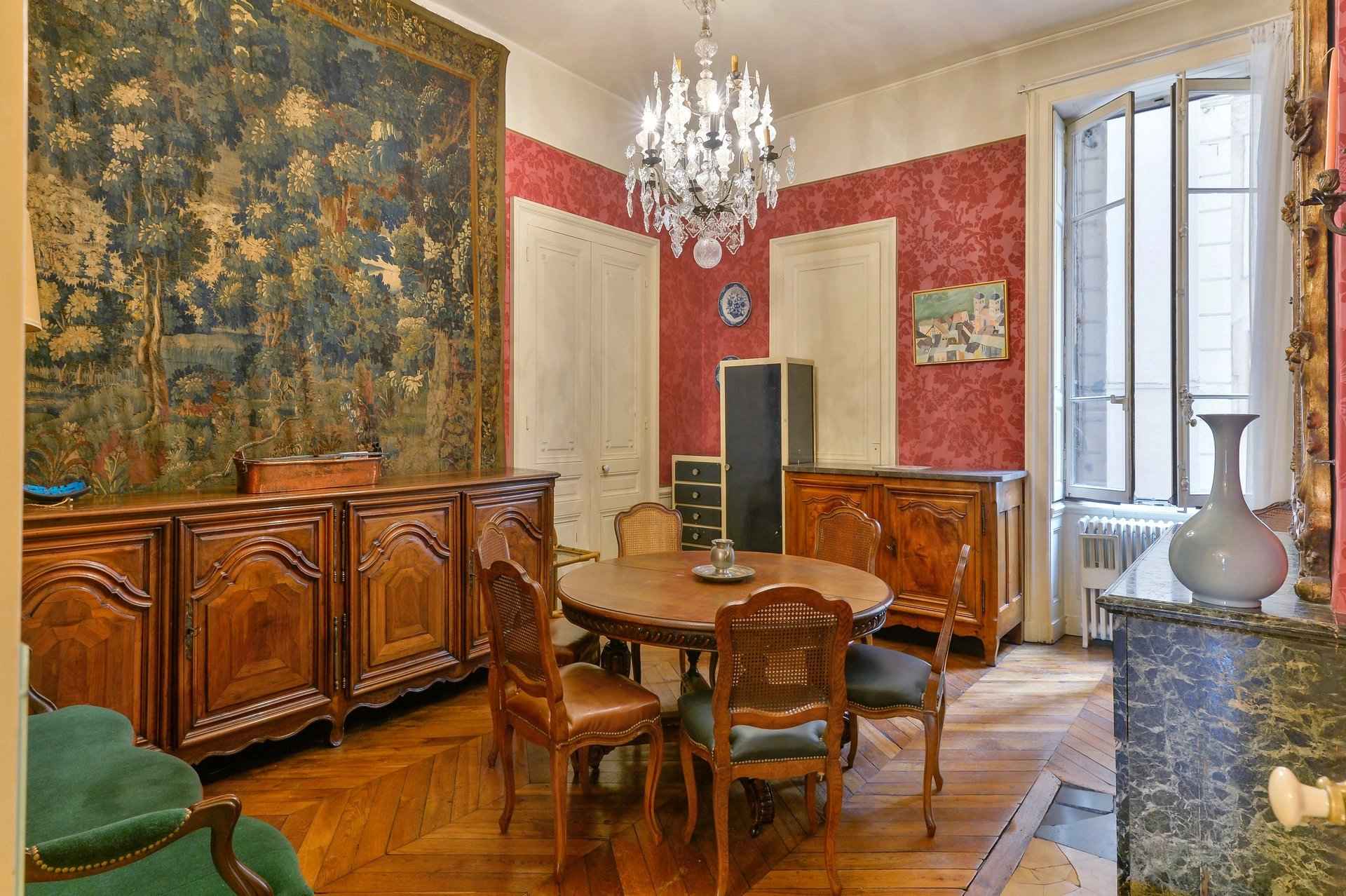 Barnes Lyon, prestigious real estate agency - Living room of an apartment in Lyon 6
